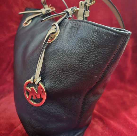 Michael Kors Jet Set Black Leather Tote - Picture 4 of 15